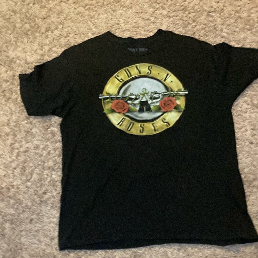 Trying to get rid of clothes. Guns and roses shirt